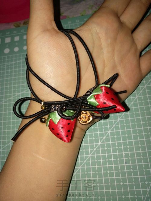 萌萌哒的小草莓发圈 第15步