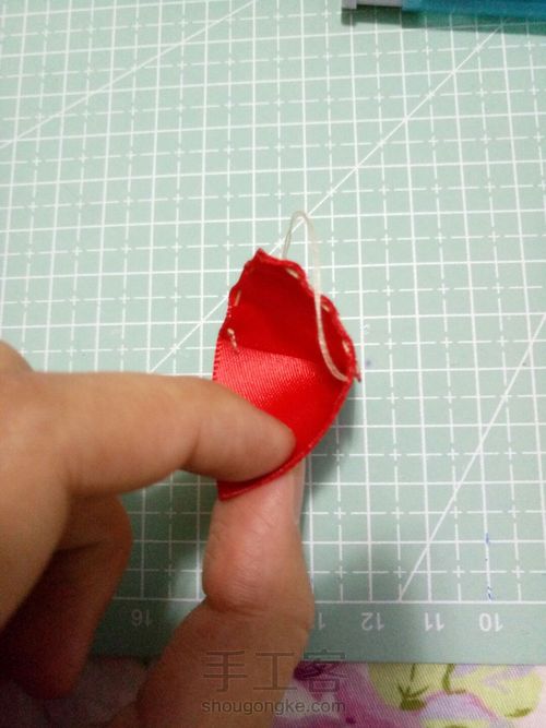 萌萌哒的小草莓发圈 第3步