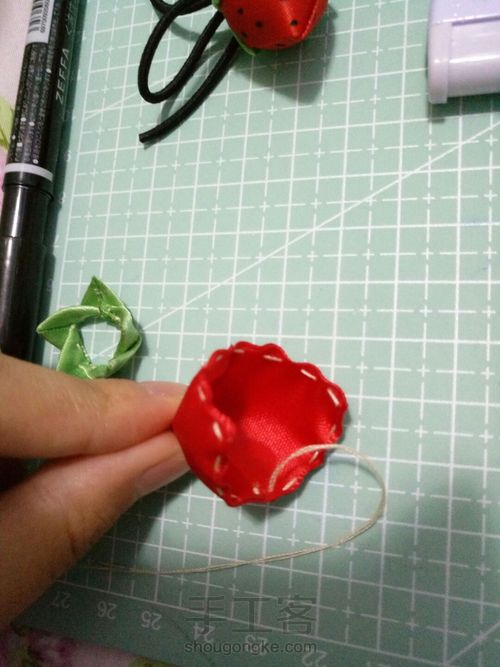 萌萌哒的小草莓发圈 第4步