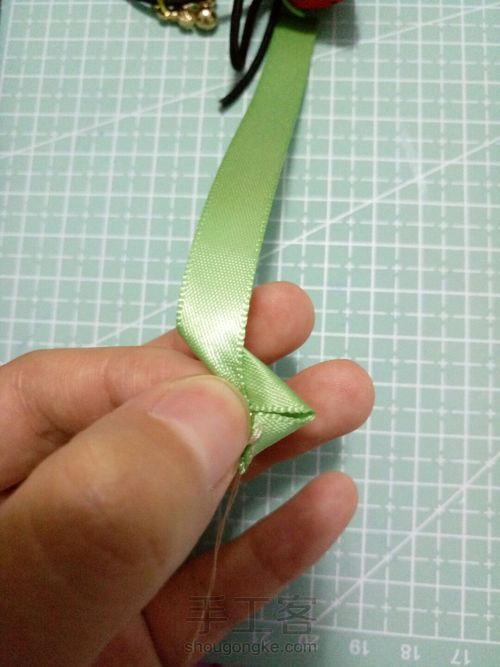 萌萌哒的小草莓发圈 第6步