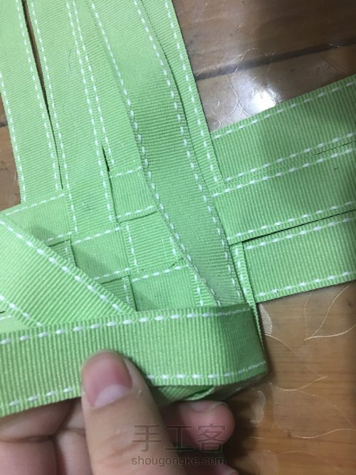 织带编织清新小绿筐 第10步