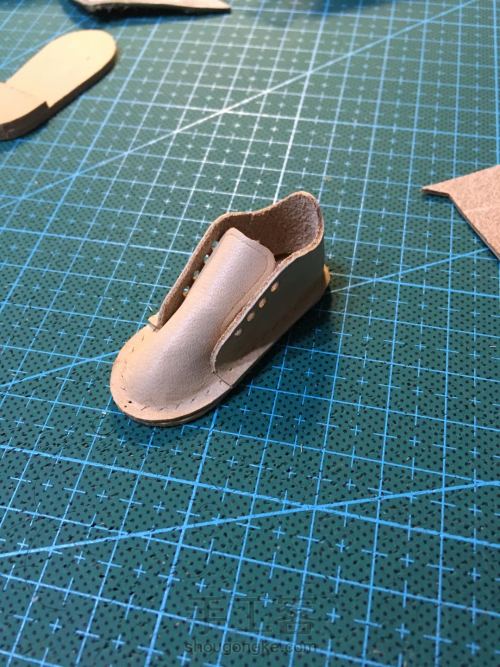 充分利用皮革边角料之：mini小鞋子挂件 第7步