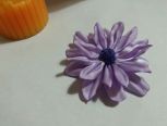 最近喜欢上了菊花，之前试过小白菊，今天做了朵紫菊。