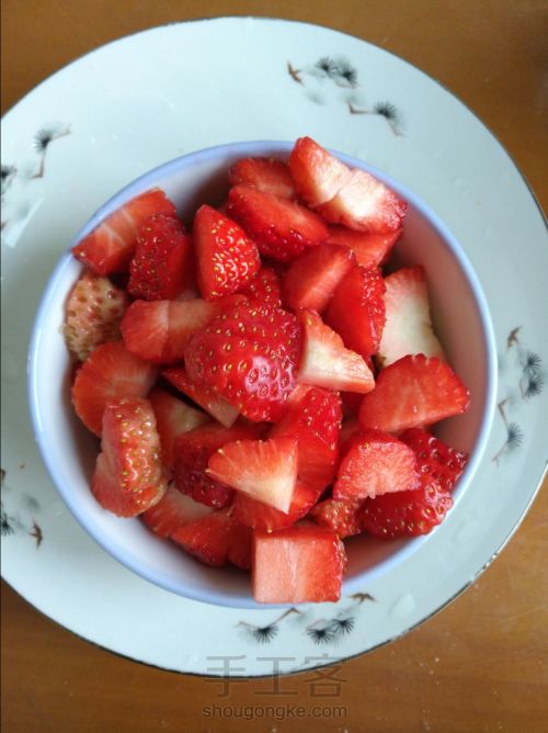 草莓奶油木糠杯~ 第6步