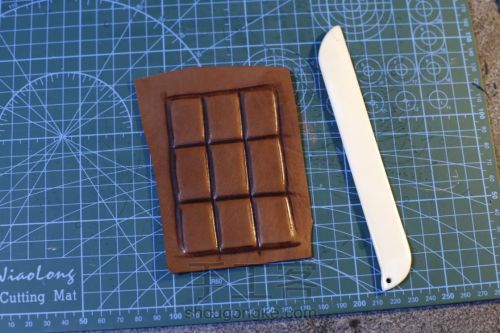 手工巧克力皮制卡包 第11步