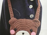 此款钩编斜挎包整体上是小熊的圆圆的脸