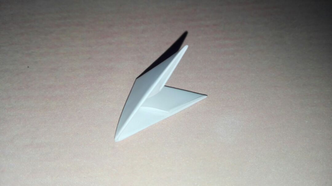有朋友问三角怎么折，我单独发一个教程，就不一一回复了。简单几步折出三角，为组装做好充足准备