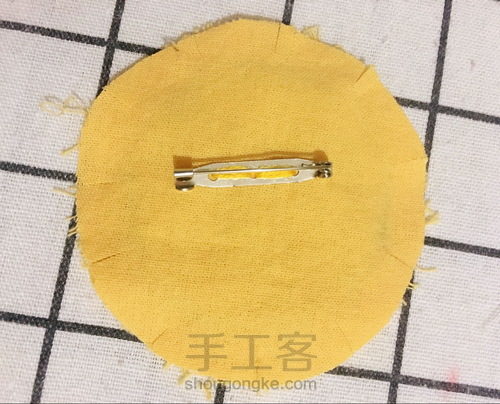 蘑菇刺绣胸针自己做，漂亮又实用 第10步