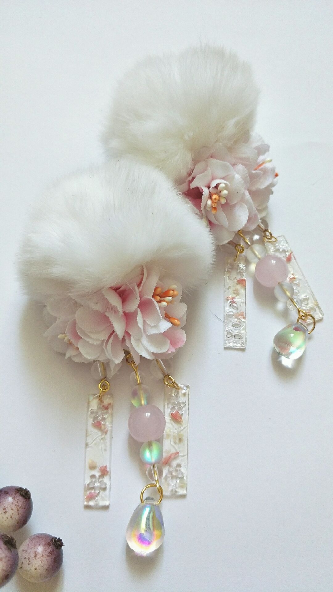 兔毛球和绢花珠子流苏组成的小发夹