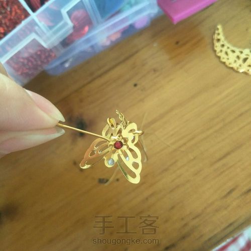 然后为了更加牢固,细铜丝绑好后再在那里涂点胶水,背面粘上一朵小花