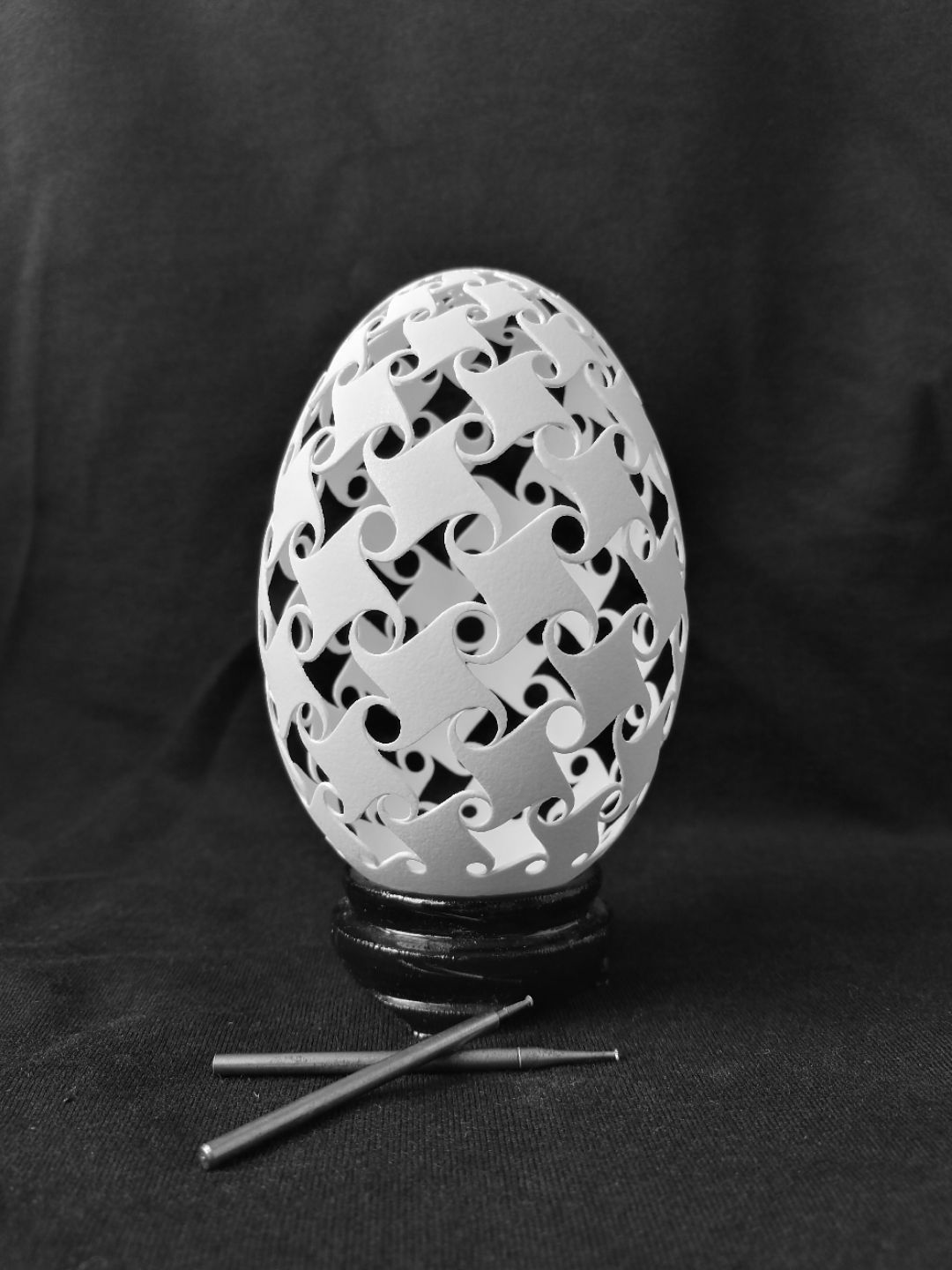 用鹅蛋壳设计好图案后用牙雕机雕刻，关键是要手稳，有耐心。