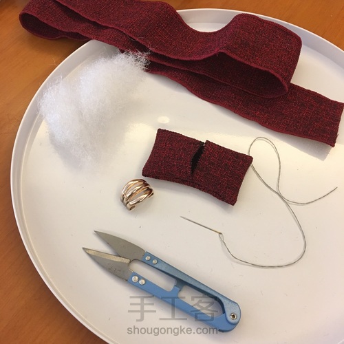 新手做的塞了棉花的蝴蝶结发绳 第2步