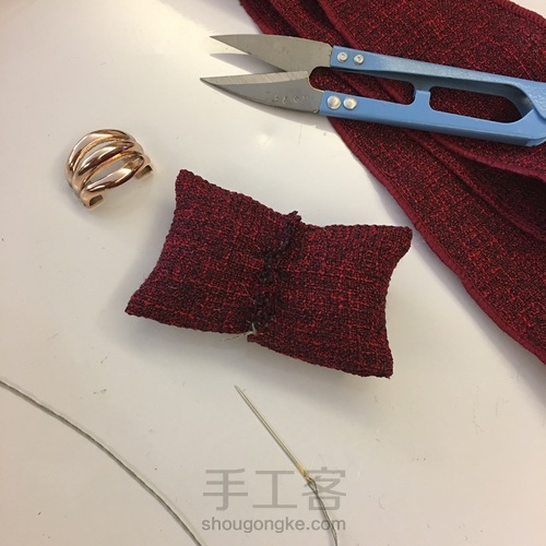 新手做的塞了棉花的蝴蝶结发绳 第4步