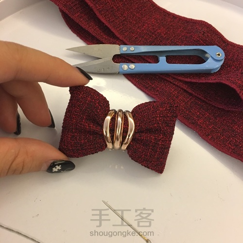 新手做的塞了棉花的蝴蝶结发绳 第5步