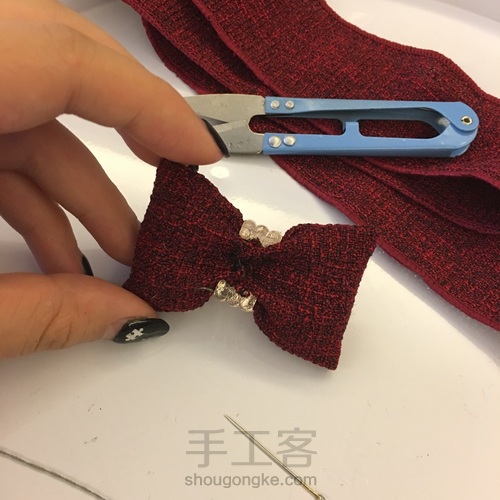 新手做的塞了棉花的蝴蝶结发绳 第6步