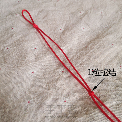 项链绳的编织教程，绕线版。 第3步