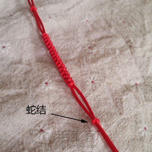 项链绳的编织教程，绕线版。 第5步