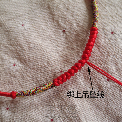 项链绳的编织教程，绕线版。 第16步