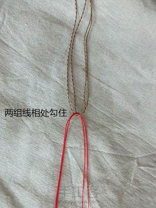 简约款四股编织桃木葫芦细脚链绳教程 第3步