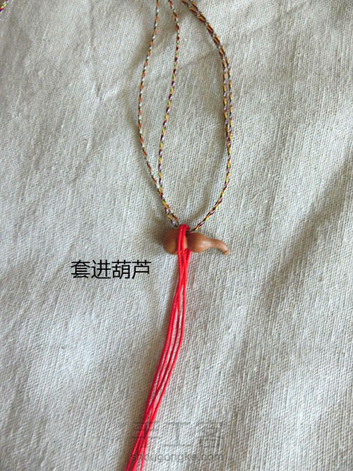 简约款四股编织桃木葫芦细脚链绳教程 第4步