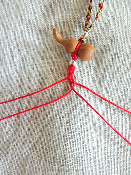 简约款四股编织桃木葫芦细脚链绳教程 第14步