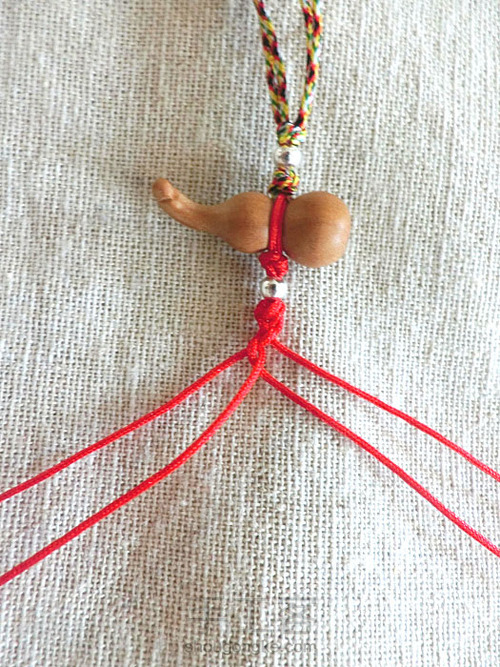 简约款四股编织桃木葫芦细脚链绳教程 第13步