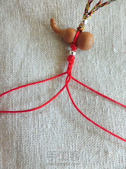 简约款四股编织桃木葫芦细脚链绳教程 第16步
