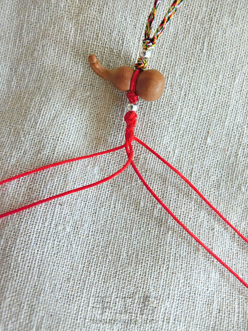 简约款四股编织桃木葫芦细脚链绳教程 第15步