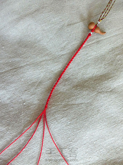 简约款四股编织桃木葫芦细脚链绳教程 第18步