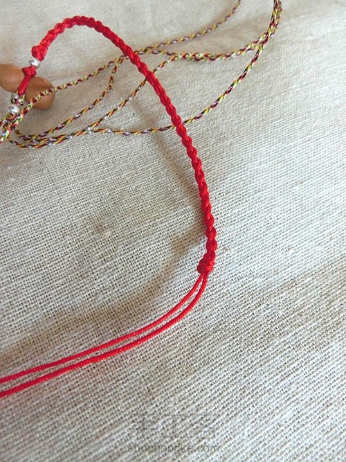 简约款四股编织桃木葫芦细脚链绳教程 第25步