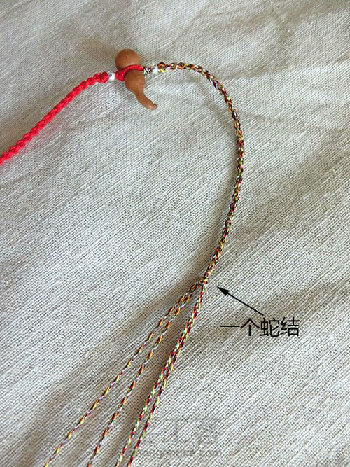 简约款四股编织桃木葫芦细脚链绳教程 第34步