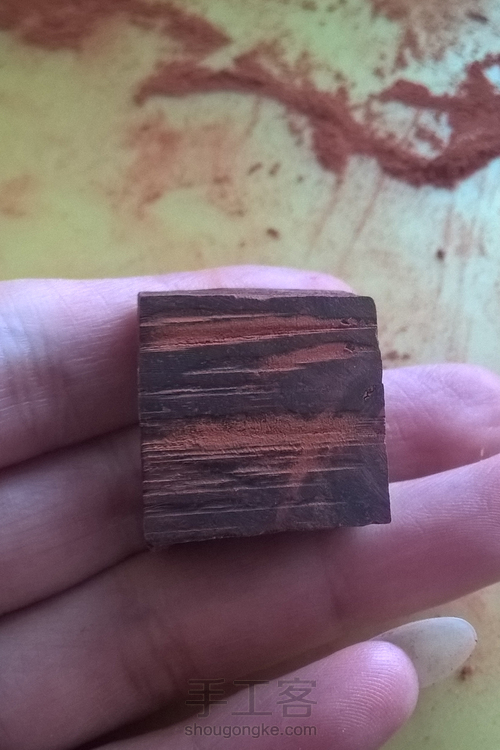 紫檀嵌蜜蜡鼻烟壶。 第1步