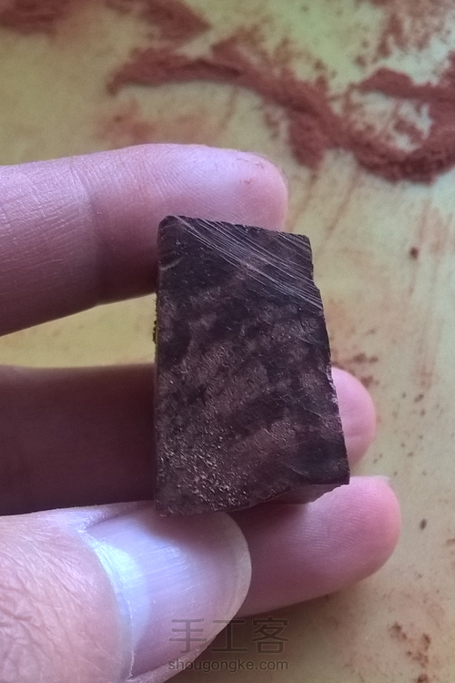 紫檀嵌蜜蜡鼻烟壶。 第2步