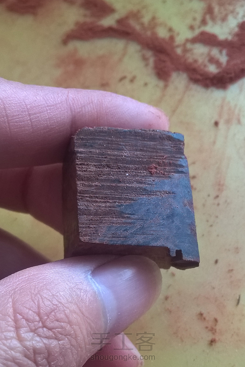 紫檀嵌蜜蜡鼻烟壶。 第3步