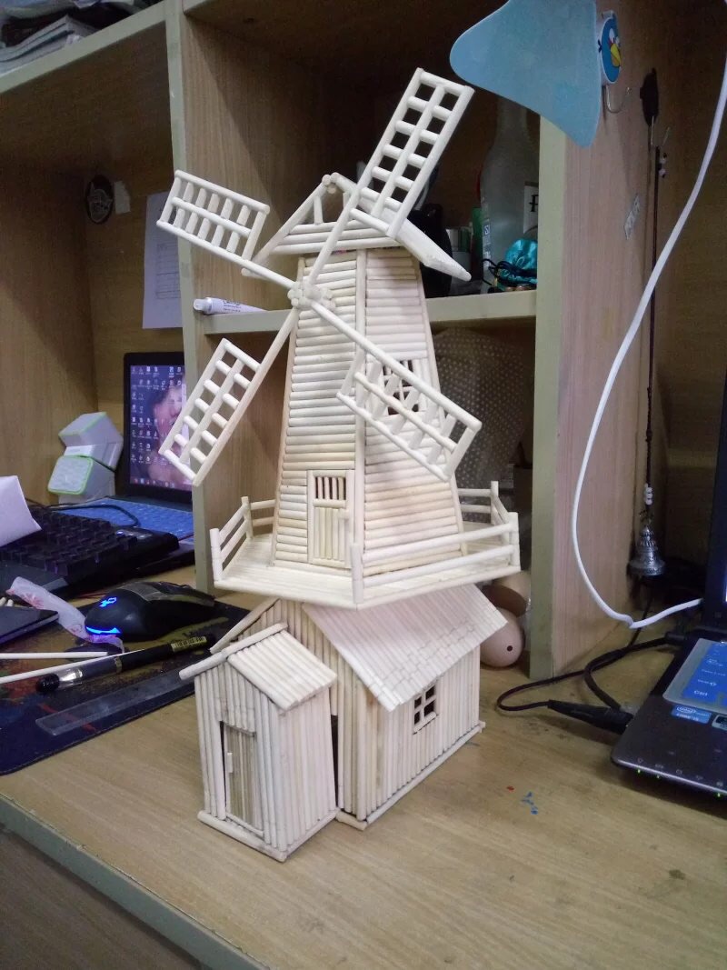 在大学宿舍的最后一个小东西，和舍友一起做的，他做房子我做风车，合作的结晶