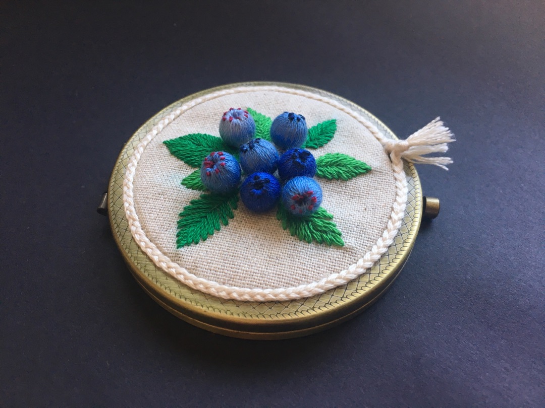第一次尝试立体刺绣，蓝莓这种珠子类型应该算最简单吧，效果还算满意～