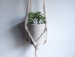 hi.给你们分享一个可爱的DIY macrame挂网！家里植物太多没地放了，没关系！把你们的小植物都挂起来吧！🌵此外，这个macrame花盆挂网编织从开始到结束只需要约30分钟。