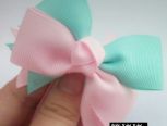 今天给大家带来一款漂亮的缎带蝴蝶结儿童发夹制作教程，亲们可以根据自己喜欢的颜色搭配做。