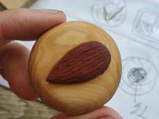 这次是杏仁饼干，在选择木料中一定要注意纹理，这样效果更逼真。