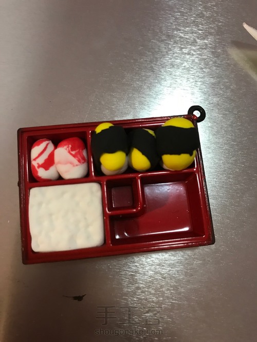 第1步:一个便当盒模具第2步:超轻粘土第3步:仿真果酱第4步:把白色