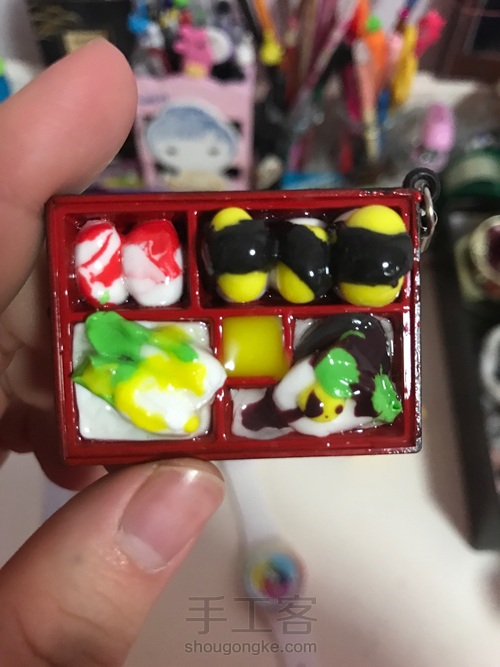 第1步:一个便当盒模具第2步:超轻粘土第3步:仿真果酱第4步:把白色