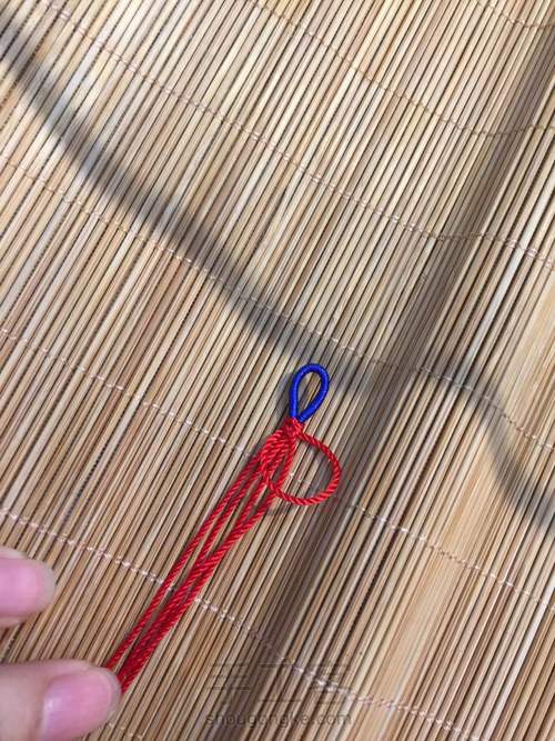 前后都好看的简单手绳 第4步