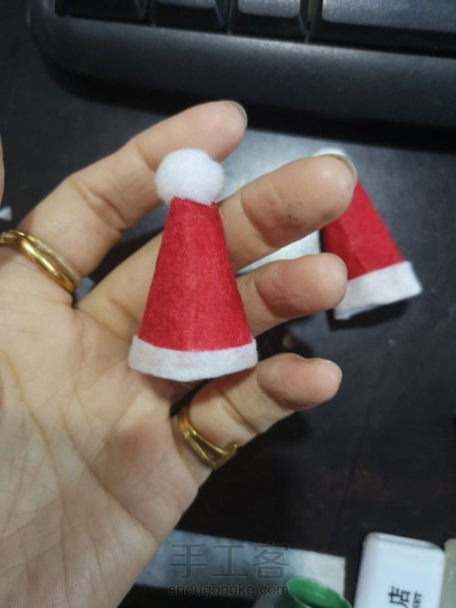 喜M—DIY，给我家，小铁的伙伴们做的圣诞迷你帽😁 第5步
