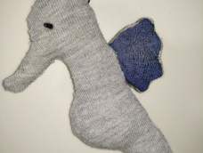 宝宝不穿的袜子翻过来从内部涂鸦出想做的萌物，减下来缝好塞入棉，丑萌丑萌的玩偶就做好啦
