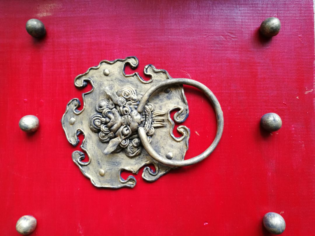突然间喜欢北京故宫前的红色大门上有很多的门扣     其实是龙生九子中的一子   喜欢这种传统的图案，所以试着用超级粘土做了一个。