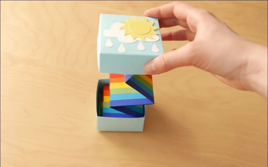 这个教程其实比较简单，只要有各种颜色的材质，就可以做出一个非常有趣的，而且很有创意的小盒子，也还是我的打开的惊喜系列。打开盒盖的同时，拉出非常漂亮的彩虹，心情一定很棒的。