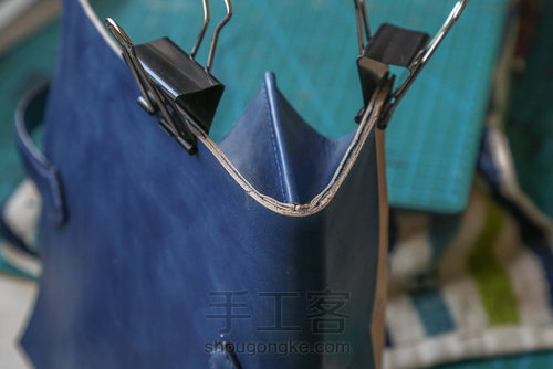 内有乾坤，绀蓝色素面手拿包教程 第27步