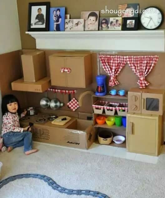 利用废纸箱打造成的厨房，是孩子最好的玩具。。微波炉、冰箱、煤气灶、抽油烟机、水龙头等等，全部是纸板制作，而且细节还处理的很到位哦。。如果国庆假期不打算出门，可以多收集些纸箱，跟孩子一起来DIY试试哦。。