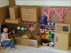 利用废纸箱打造成的厨房，是孩子最好的玩具。。微波炉、冰箱、煤气灶、抽油烟机、水龙头等等，全部是纸板制作，而且细节还处理的很到位哦。。如果国庆假期不打算出门，可以多收集些纸箱，跟孩子一起来DIY试试哦。。