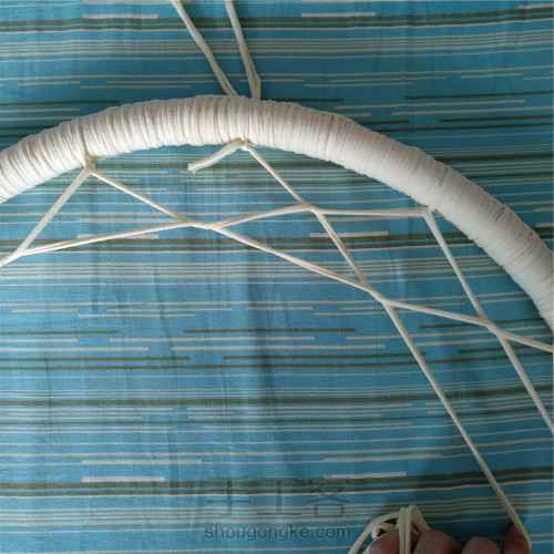 用呼啦圈和布条制作巨型捕梦网 第27步